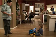 L-R: Manny Delgado (Rico Rodriguez), Jay Pritchett (Ed O'Neill), Joe Pritchett (Jeremy Maguire) und Gloria Delgado-Pritchett (Sofía Vergara)