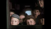 Kinder schauen aus dem Zugfenster, als sie evakuiert werden.