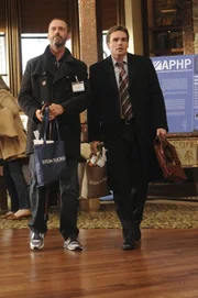 Dr. House (Hugh Laurie, l.) begleitet Dr. Wilson (Robert Sean Leonard) zu einem medizinischen Kongress.