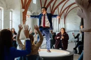 Der Trainer motiviert seine Kursteilnehmer: Karim Chérif als Marco Assmann (M.), Mira Elisa Goeres als Nadine Speer (2.v.r.)