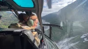 Kayla Johanson im Hubschrauber mit Blick auf den Tsirku River, Haines Alaska