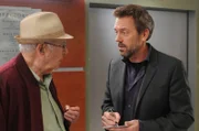 House (Hugh Laurie, r.) unterhält sich mit dem Patienten Eugene Schwartz (Gaststar Carl Reiner).