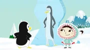 In diesem etwas verbogenen selbst gemachten Spiegel fühlt sich Lissy Pinguin sehr gut wiedergegeben. Vor allem, weil das Spiegelbild sie deutlich größer macht.