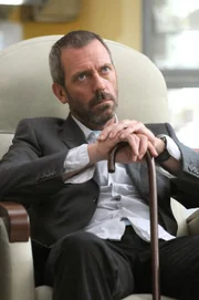 House (Hugh Laurie) ist immer noch gezwungen, als "Schattendoc" zu praktizieren. Doch seine Position hat auch Vorteile: Er darf die Fäden ziehen, muss jedoch keinerlei Verantwortung für seine Entscheidungen tragen.