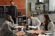 (v.li.:) Foreman (Omar Epps), House (Hugh Laurie), Taub (Peter Jacobson) und Dreizehn (Olivia Wilde) sprechen über ihren Patienten Scott, der immer wieder von seiner rechten Hirnhälfte gepeinigt wird.