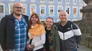 Die Passagiere André Pohlai und Nicole Bilan-Wedel, Jungköchin Steffi Gehrlein und Reiseleiter-Praktikant Bernd Wallisch in Bamberg.