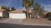 Die Immobilien-Experten haben ein Auge auf ein Haus geworfen, das in einer etwas altbackenen Gegend von Las Vegas liegt und innen wie außen ganz im Stil der 90er Jahre gebaut ist. Doch der Preis stimmt. Außerdem steht eine schöne, große Pinie im Vorgarten, und das Wohnzimmer hat einen riesigen Kamin, der vom Boden bis zur Decke reicht. Beides erinnert Bristol an seine Kindheit im Pazifischen Nordwesten - und der leidenschaftliche Handwerker hat sofort eine Menge Ideen für das perfekte künftige Design der Immobilie.