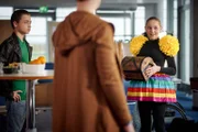 Julia (Lentje de Groote, r.)  will mit einer mutigen Aktion die Theateraufführung retten. Colin (Johannes Degen, l.) verfolgt das Geschehen.