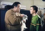 Craig (David Anthony Higgins, li.) hat Malcolm (Frankie Muniz) mit einer Lüge zu sich gelockt.
