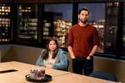 l-r: Genea Charpentier als Ava Morgan und Skylar Astin als Todd.