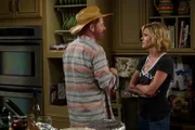Jesse Tyler Ferguson (Mitchell Pritchett), Julie Bowen (Claire Dunphy).