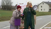 Oma Eberhofer (Enzi Fuchs) unterstützt ihren Sohn (Eisi Gulp) im Kampf gegen die Konzern-Multis.
