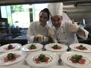 Steffi Gehrlein hat geholfen, das Gala-Dinner vorzubereiten. Es gibt unter anderem Carpaccio. Hier posiert sie mit einem der Köche.