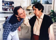 Rolf (Andreas Matti) muss für einige Zeit untertauchen. Was liegt da näher, als bei Tante Martha (Trudi Roth) Unterschlupf zu suchen? Diese ist zwar aufgebracht, doch es fällt ihr schwer ihren Neffen vor die Tür zu setzen.