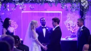 Sie geben sich das Ja-Wort, v.li.: Hanako Greensmith als Violet Mikami, Kara Killmer als Sylvie Brett, Eamonn Walker als Chief Wallace Boden, Jesse Spencer als Matthew Casey, Taylor Kinney als Kelly Severide