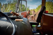 Frau Miesbach (Liz Baffoe) und die Mitglieder des Theater-Moduls Chiara (Jamila Weintritt, v.r.), Marlon (Matti Schneider, v.l.) und Viktor (Fridolin Sommerfeld, h.r.) sind geschockt. Der Bus ist kaputt, wie sollen sie nun nach Possenhofen kommen?