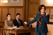 Alison Wandzura als Helen Gallagher, Benjamin Hollingsworth als Dr. Ross Woods. Vorne: Marcia Gay Harden als Margaret.