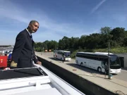 Kapitän Raul Kraaier legt mit dem Schiff in Nürnberg an.