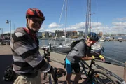 Die "Grand Lady" in Helsinki in Finnland. Radl-Tour durch Helsinki mit Schiffsarzt Winnie Koller und Kapitän Morten Hansen.