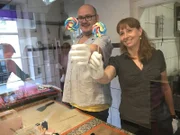 André und Nicole stellen in Köln selber Lollies her. Sie sind in der Bonbonmanufaktur "RocknRoll".