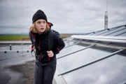 Joyce (Matilda Willigalla) verfolgt ihre lang geplante Mission.