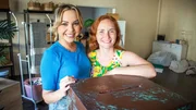 Angie Kent (l.)