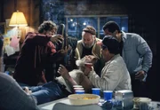 Pete (Sandy Ward, M.) wird bei seiner Junggesellenparty von den Kollegen mit Bier abgefüllt.