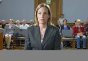 Susanne Wörner (Eva Meier) soll dem Gericht ihre Version des Unfallhergangs schildern.