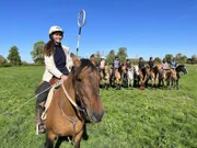 Pferdebegeistert: Mathilde Bizet trainiert den Nachwuchs im Polocrosse.