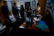 (hinten v.l.n.r.) Phil Dunphy (Ty Burrell); Vish Patel (Ajay Mehta); Nina Patel (Anjali Bhimani); Alex Dunphy (Ariel Winter); Sanjay (Suraj Partha); Claire Dunphy (Julie Bowen, vorne l.); Direktor Brown (Andrew Daly, vorne r.)