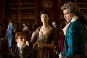 (v.li.): Sam Heughan (Jamie Fraser), Caitriona Balfe (Claire Randall Fraser), Stanley Weber (Comte St. Germain).