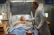 Dr. Robert Chase (Jesse Spencer, re.) und das Team sind in einer schwierigen moralischen Situation, ob sie den afrikanischen Diktator Dibala (Gaststar James Earl Jones) retten sollen.