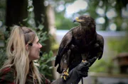 Falknerei F18_Falknerin Lisa mit Adler