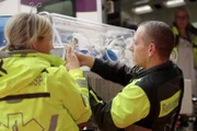 Rettungssanitäter in der Neonatologie.