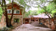 Ken und Anita Corsini sind auf einer heißen Spur: Eine große Immobilie in Marietta, Georgia, steht zum Verkauf. Das Objekt könnte ein echter Rohdiamant sein, doch nachdem der Bau vier Jahre lang leer gestanden hat, weist er mehr Schwachstellen und Probleme auf, als die Immobilienexperten erwartet hätten.
