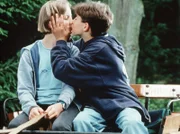 Sebastian (Christian Dirksen) gibt Lisa (Katharina Wäschenbach) den ersten Kuss.