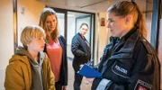 Levin (Moritz Pauli, li.) ist ein wichtiger Zeuge für die Polizei - Lucia (Amber Bongard) lauscht im Hintergrund.