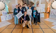 Wie funktioniert eigentlich Demokratie? "PUR+"-Moderator Eric Mayer will's wissen und macht ein Sozialexperiment an einer Frankfurter Schule. Schülerinnen und Schülern der 5. bis 10. Klasse diskutieren über verschiedene Themen und finden heraus, wie schwierig Mitbestimmung sein kann. Beim Gestalten eines Schulhofs müssen sie viele Bedürfnisse berücksichtigen und gemeinsam Kompromisse finden.