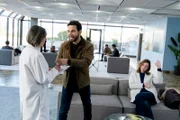 l-r: Christine Lippa als Researcher, Skylar Astin als Todd und Madeline Wise als Allison.