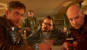 Männer unter sich: Beim "Wolfi" (Max Schmidt, 2. v. l.) finden sich Franz Eberhofer (Sebastian Bezzel, li.), Flötzinger (Daniel Christensen) und Metzger Simmerl (Stephan Zinner) zur regelmäßigen Bier- und Schnapsrunde ein.