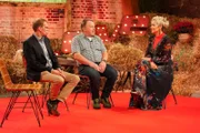 Olaf (l.) und Herbert sind Bauern der ersten Stunde und haben in der ersten Sattfel mitgemacht. r.: Moderatorin Inka Bause