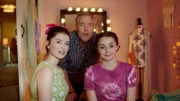 Audreys Vater platzt in Ninas Zimmer, als sie ein Makeover-Video mit ihrer Schwester Addie für ihren Vlog aufnimmt.