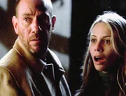 Haben Gangster das Versteck von Dr. Macy (Miguel Ferrer) und seiner Tochter Abby (Alex McKenna) aufgespürt?