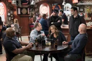 V.l.: Tyrone 'Goody' Goodman (Leonard Earl Howze), Kevin Gable (Kevin James), Franks Mitarbeiter (Komparse) Vanessa Cellucci (Leah Remini), Frank (Ricardo Chavira), Rutger (Bas Rutten)