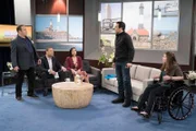 V.l.: Kevin Gable (Kevin James), Tom (Michael Yo), Kelly (Julee Cerda), Frank (Ricardo Chavira), Tracy (Hillery Baker)