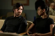 Dr. Amira Anawi (Rana Roy) und Dr. TC Callahan (Eoin Macken)
