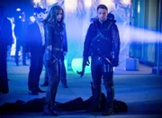Dinah Drake (Juliana Harkavy) und Roy Harper (Colton Haynes)