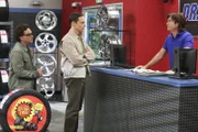Als George Jr. (Jerry O'Connell, r.) Sheldons (Jim Parsons, M.) Hochzeitseinladung ablehnt, steht Sheldon vor einem emotionalen Dilemma, denn seine Mutter will nur kommen, wenn George Jr. auch kommt.