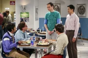 (v.l.n.r.) Raj (Kunal Nayyar); Leonard (Johnny Galecki); Sheldon (Jim Parsons); Howard (Simon Helberg); Tam Nguyen (Robert Wu)