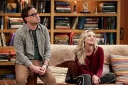 Leonard (Johnny Galecki, l.); Penny (Kaley Cuoco, r.)